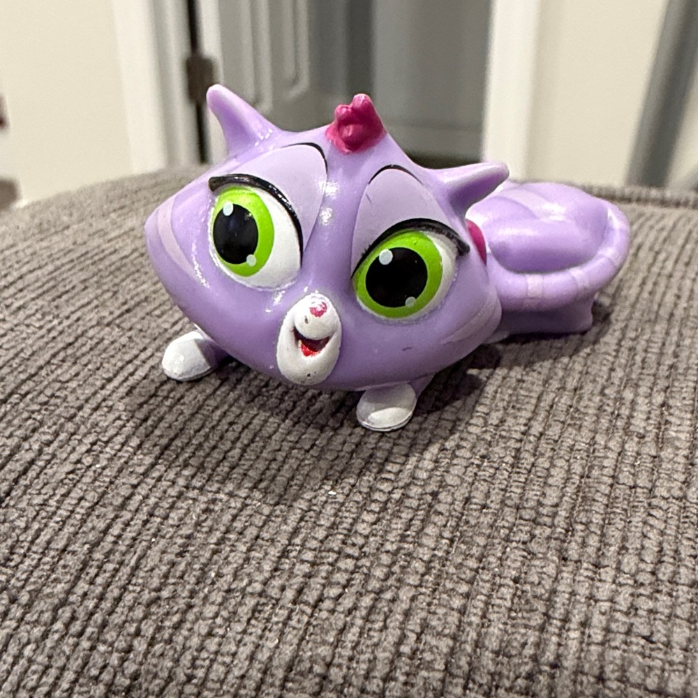 Disney Jr. Puppy Dog Pals - Hissy the Purple Cat figure kids action figures toy - Picture 3 of 3